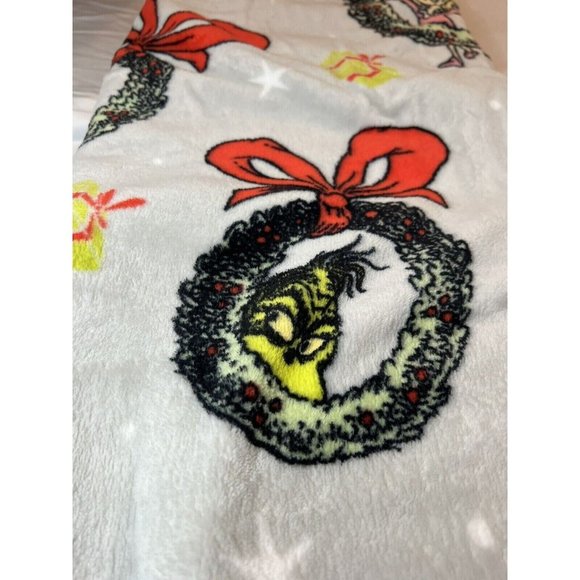 The Grinch Holiday Plush Blanket Christmas Oversized VIRAL TikTok Throw 50x70” - Picture 3 of 4